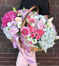 Цветочная композиция из Розы, Хризантемы, Пионы и Лизиантусы в корзине в Касумкенте